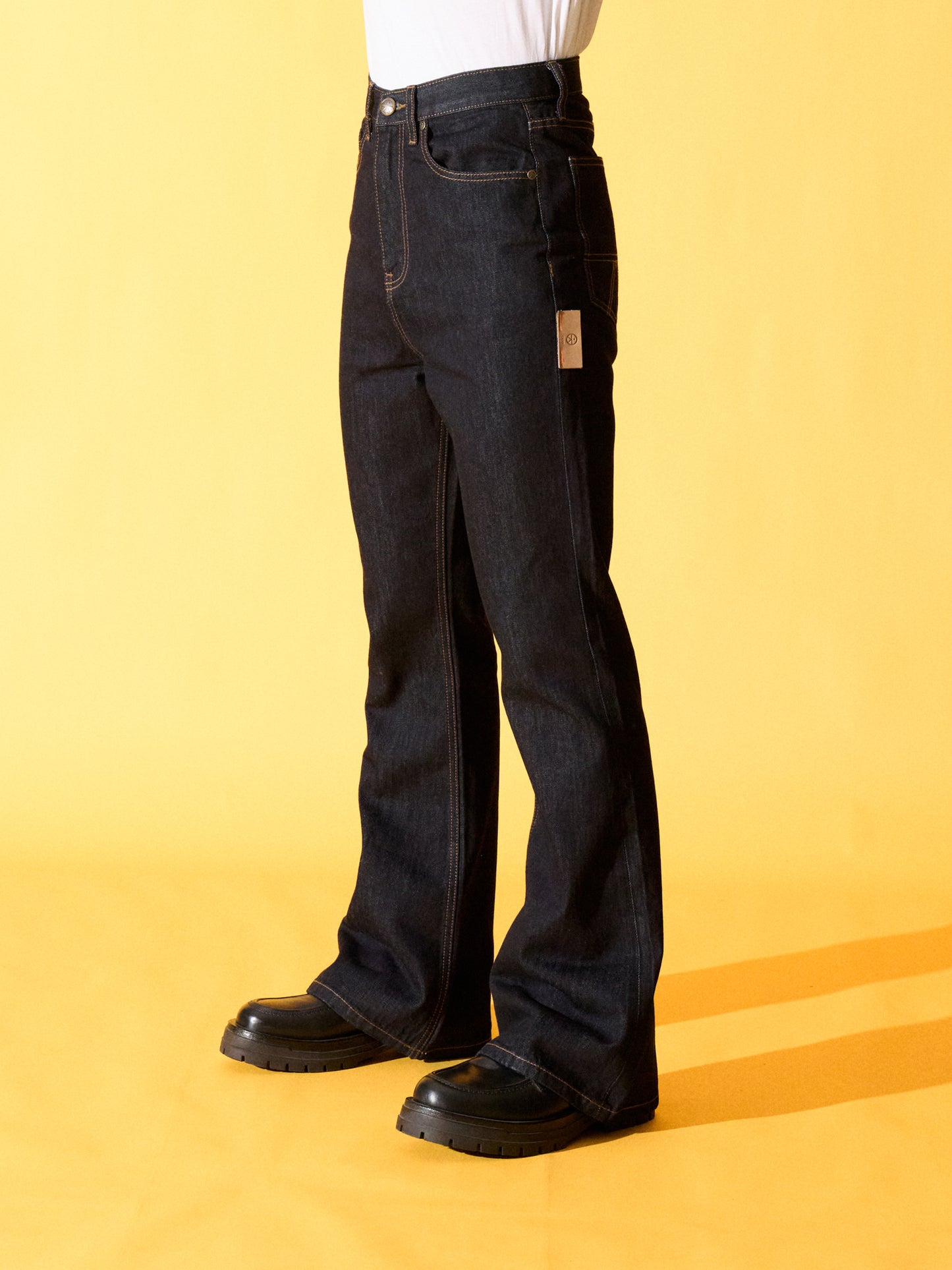 THE ĐỐT · FLARED JEAN