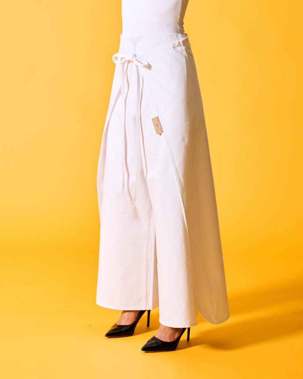 THE SEA WHITE · SARONG