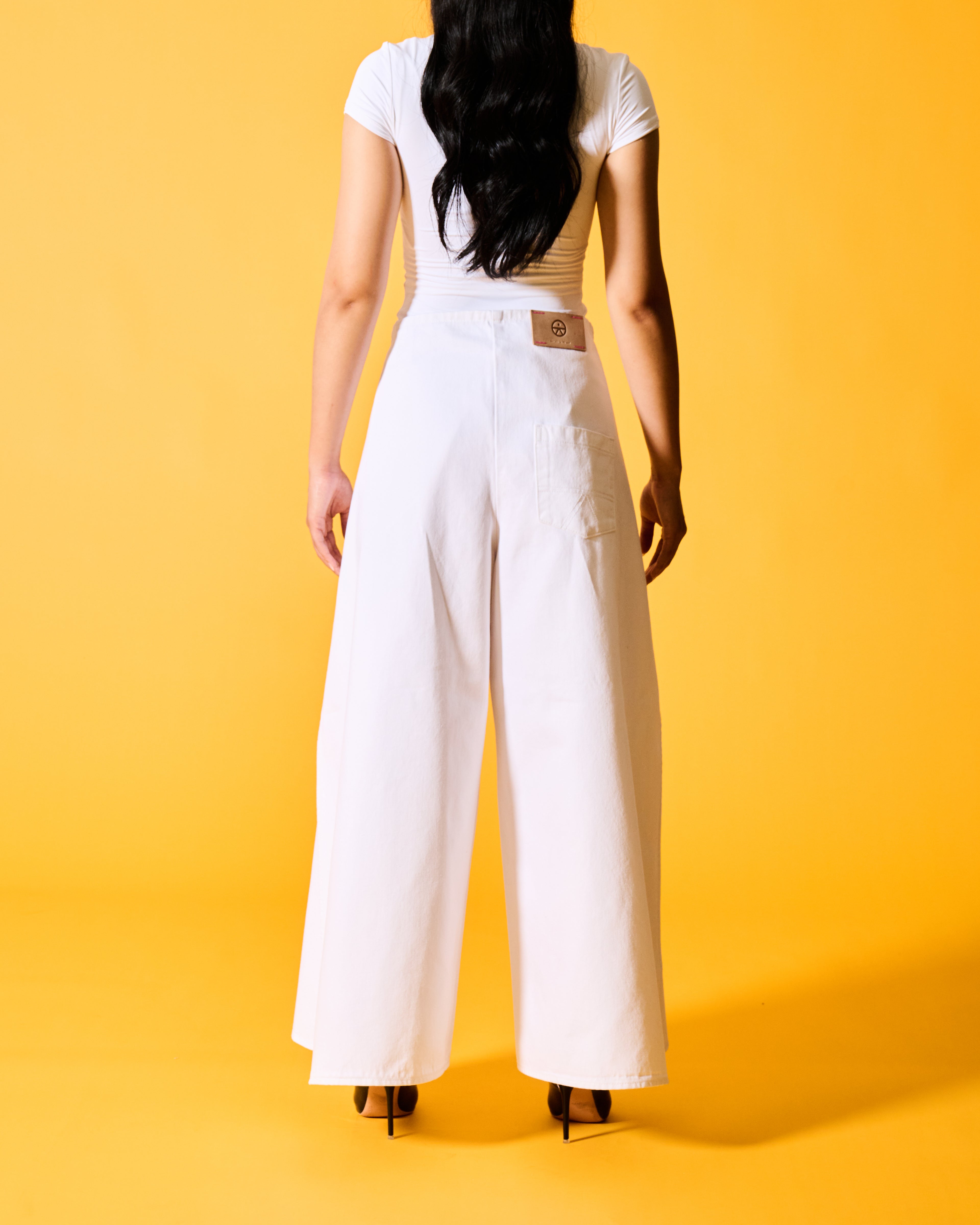 THE SEA WHITE · SARONG