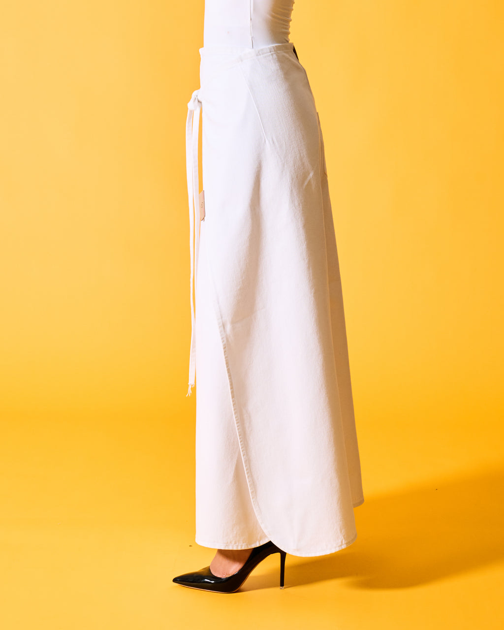THE SEA WHITE · SARONG