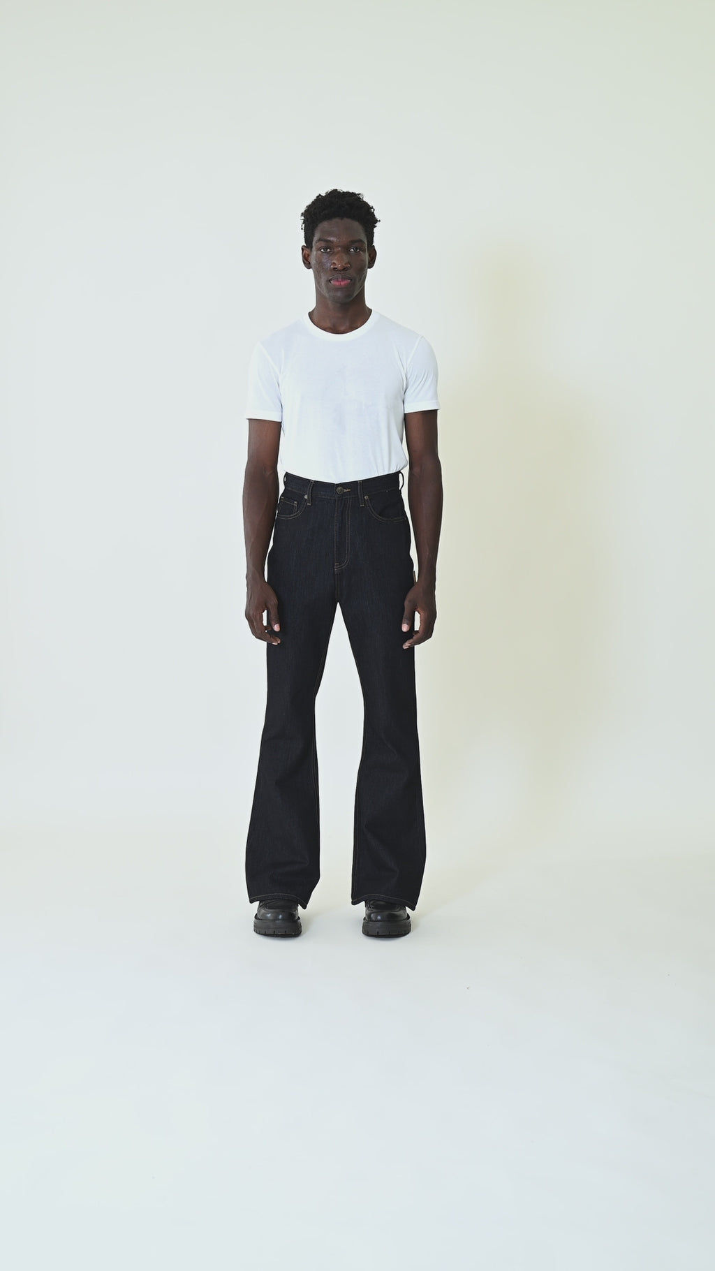 THE ĐỐT · FLARED JEAN